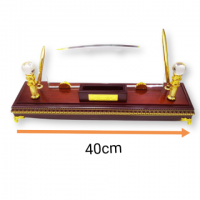 يافطة مكتب ستاند لوحة كريستال وقاعدة خشب نبيتي في ذهبي وقلمين معدن ذهبي ووراقة